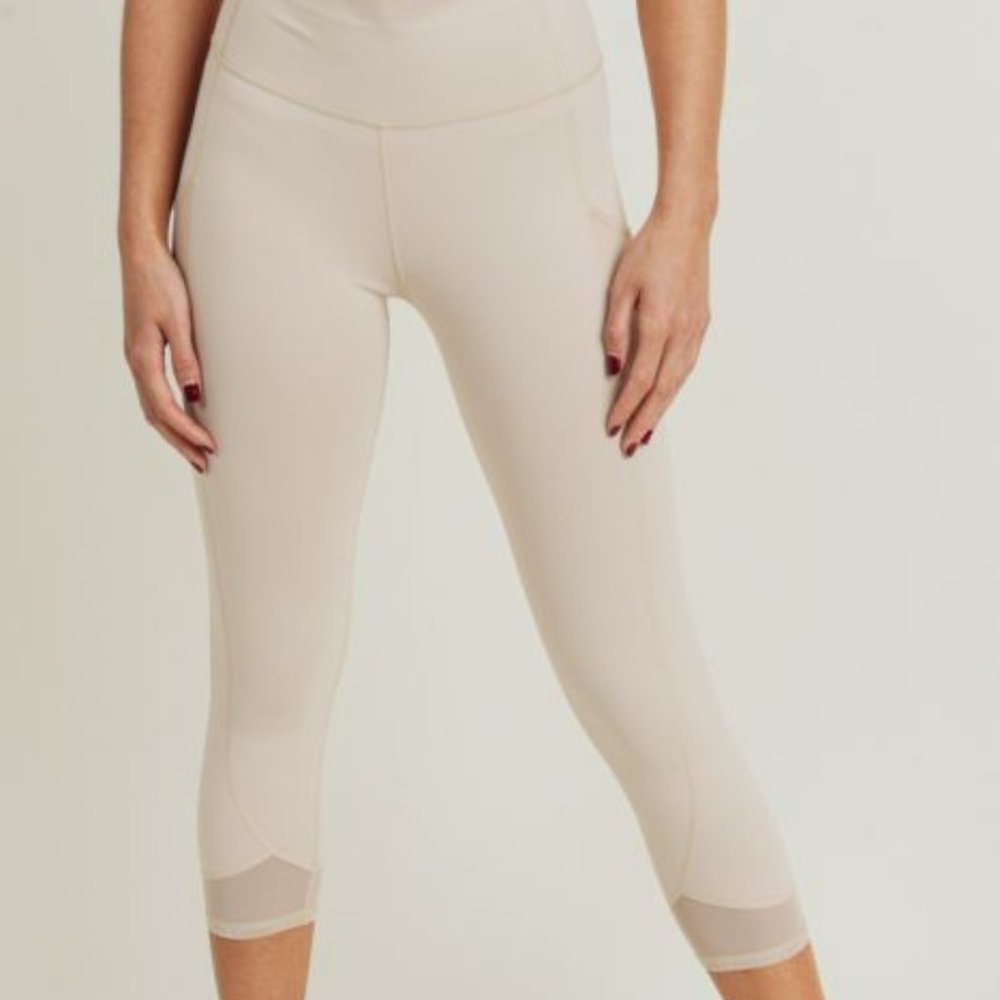 Highwaist Performance Mesh Panel Pocket Capri Legg